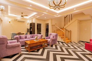 Habitación doble, balcón | Zona de estar