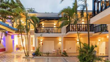 Facciata della struttura - sera/notte