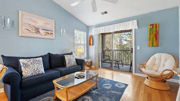 Condo, 2 Bedrooms | Ruang tamu