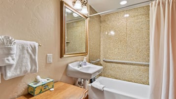 Villa, 1 Bedroom | Bathroom | Towels