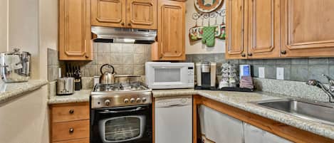 Villa, 2 Bedrooms | Private kitchen | Fridge, oven, coffee/tea maker, toaster