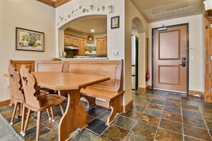 Villa, 2 habitaciones | Restauración