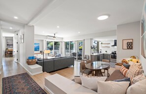Condo, 2 habitaciones | Área de sala de estar | Smart TV 