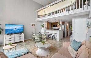 Condo, 2 habitaciones | Área de sala de estar | Smart TV 