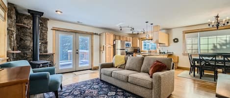 Cabaña, 2 habitaciones | Zona de estar | Una Smart TV