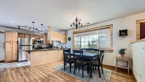 Cabin, 2 Bedrooms | Tempat makan