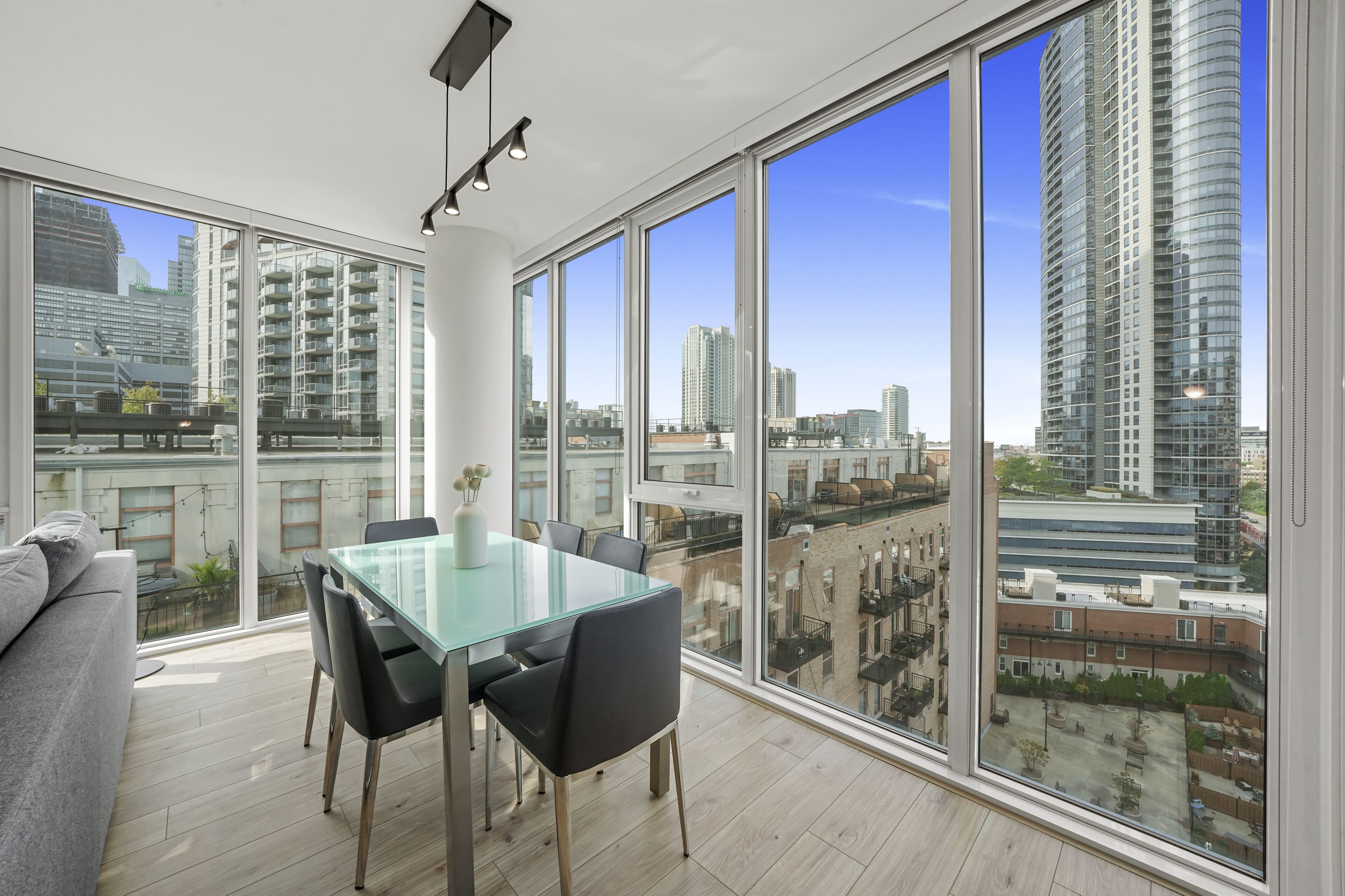 Stylish River North Suites: Luxury Living Near Chicagos Best Shopping&nightlife - Cícero, IL