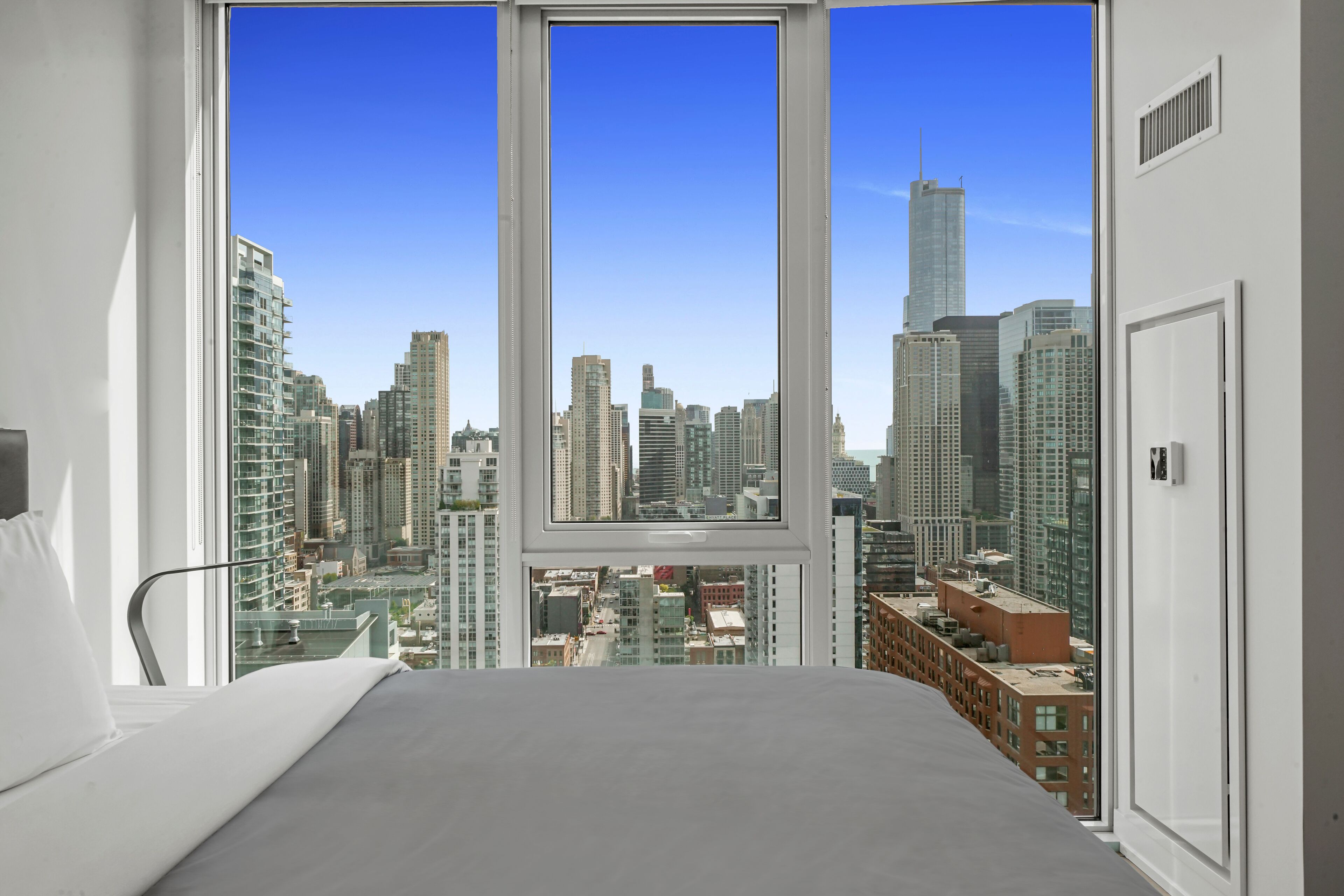 Chic River North Retreat: Luxe Suites, Stunning Views, Steps From Chicago Life! - Cícero, IL
