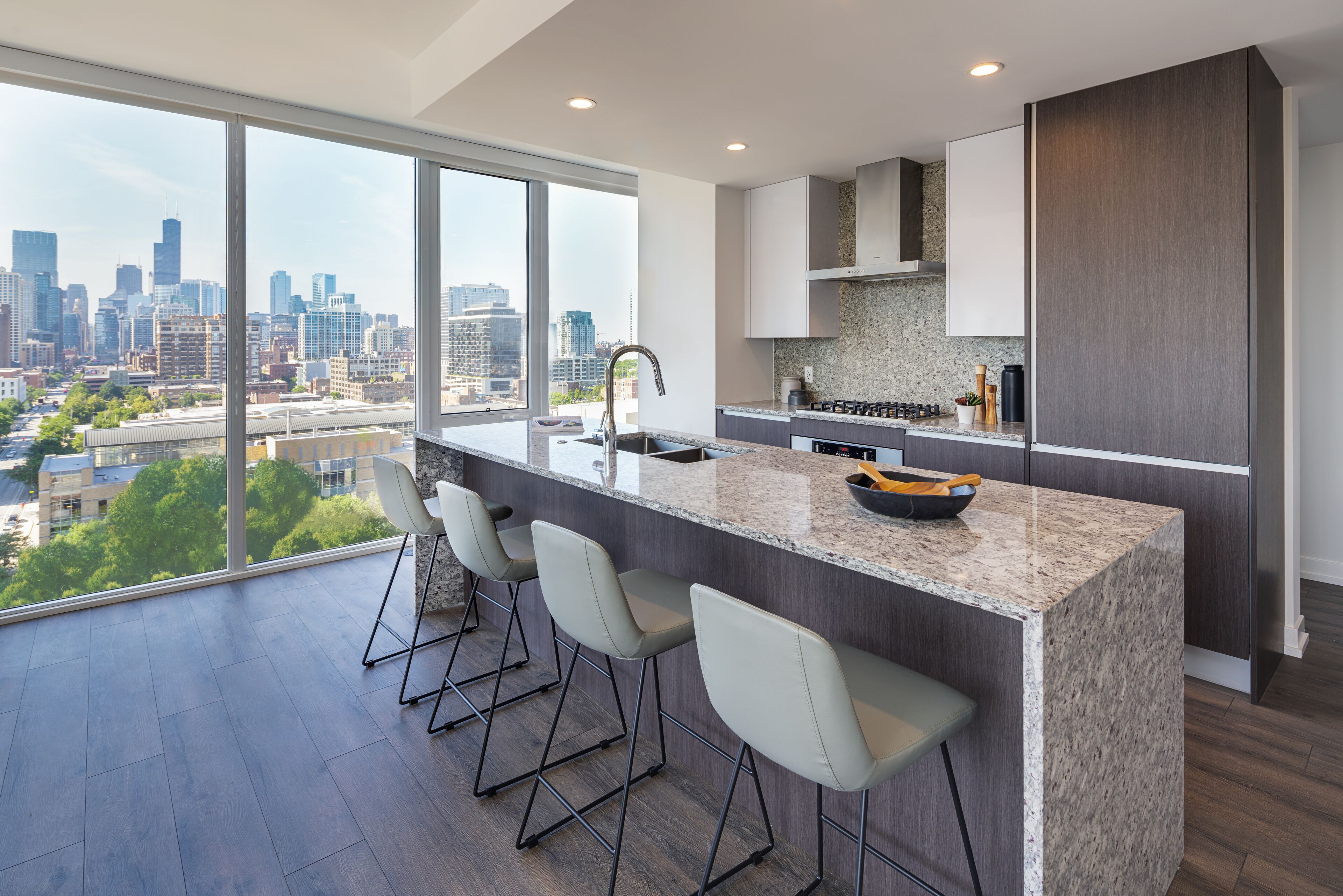 Luxurious Old Town Chicago Suites  Perfect For Families & Corporate Stays - Chicago