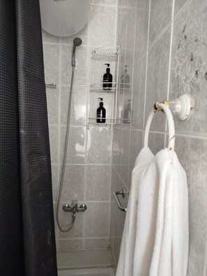 Shower, hair dryer, bidet, towels - COZY APARTMENT (Sevilla)