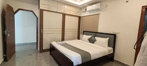 Deluxe Double Room | Desk, laptop workspace, free WiFi - RS LIVING (Hyderabad)