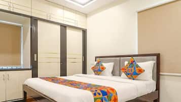 Deluxe Double Room | Bathroom | Shower, free toiletries, hair dryer, slippers