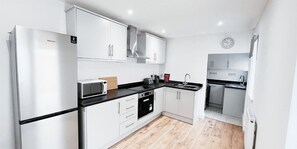 Een koelkast, een microgolfoven, een oven, een kookplaat