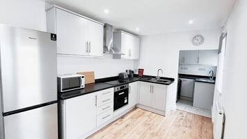 Frigorífico, microondas, horno y placa de cocina