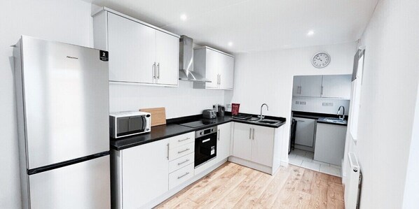 Frigorifero, microonde, forno, piano cottura