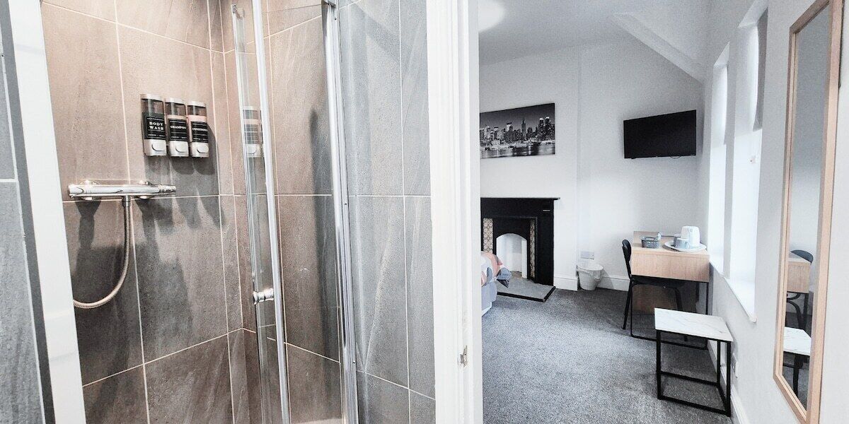 Room | Bathroom | Free toiletries, hair dryer, soap, shampoo