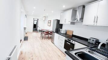 Habitación Confort doble, 1 cama doble, no fumadores | Cocina compartida | Frigorífico, microondas, horno y placa de cocina