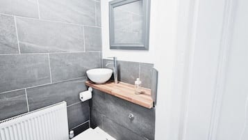 Comfort-Doppelzimmer, 1 Doppelbett, Nichtraucher | Badezimmer | Kostenlose Toilettenartikel, Haartrockner, Seife, Shampoo