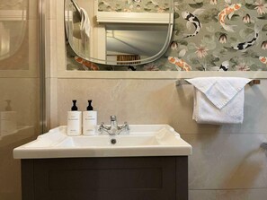 Bathroom - Scenic Countryside Cabin: Romantic & Pet-Friendly (Newcastle West)