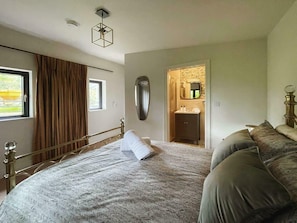 Room - Scenic Countryside Cabin: Romantic & Beautiful. (Newcastle West)