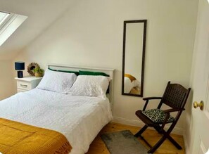 2 bedrooms, iron/ironing board, internet, bed sheets