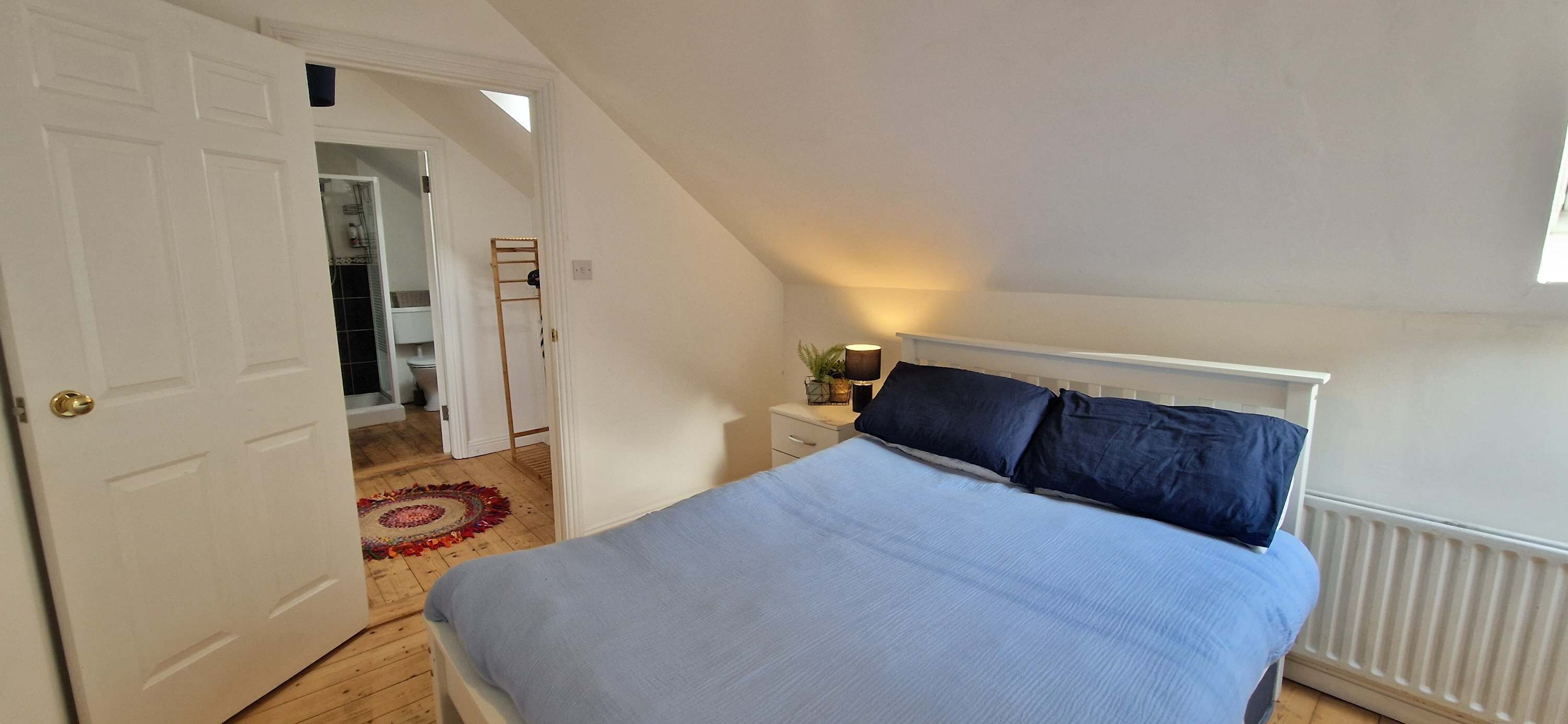 2 bedrooms, iron/ironing board, internet, bed sheets