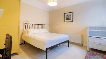 3 bedrooms, iron/ironing board, Internet, bed sheets