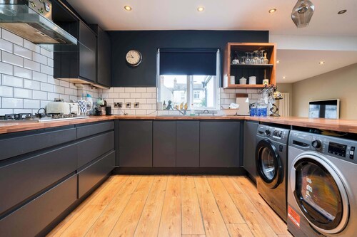 Stylish Home Near City Centre–Garden& Period Charm