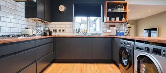 Stylish Home Near City Centre–Garden& Period Charm