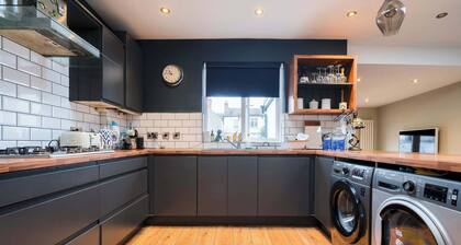 Stylish Home Near City Centre–Garden& Period Charm