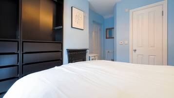 3 bedrooms, iron/ironing board, internet, bed sheets