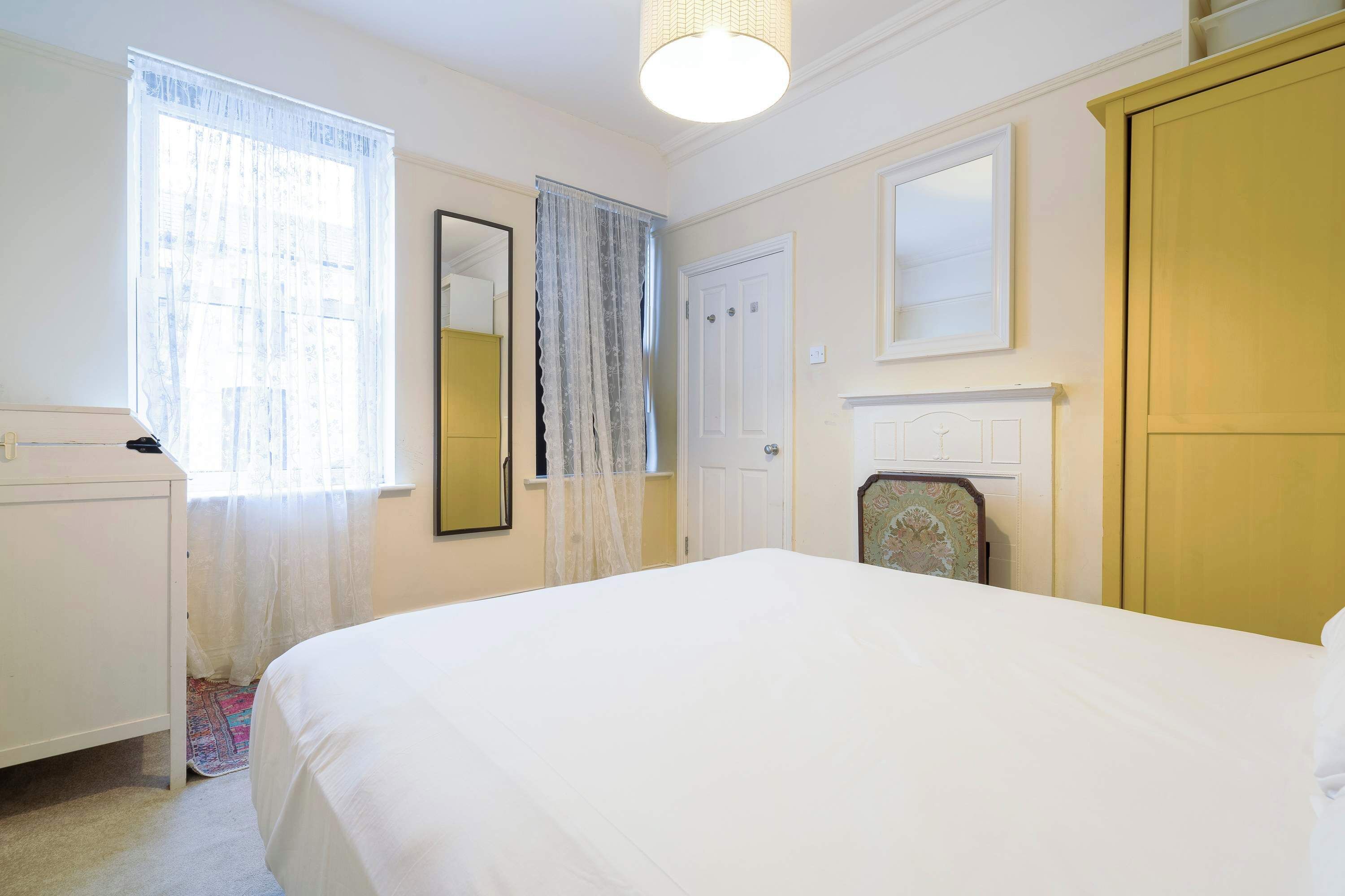 3 bedrooms, iron/ironing board, internet, bed sheets