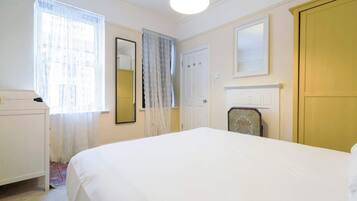 3 bedrooms, iron/ironing board, internet, bed sheets