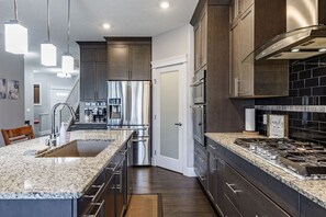 Réfrigérateur, four à micro-ondes, un four, surface de cuisson