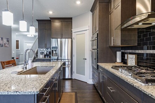 Group Getaway w/Yard | Sleeps 13 | Near YEG Airpt!