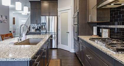 Group Getaway w/Yard | Sleeps 13 | Near YEG Airpt!