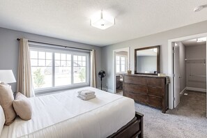 5 bedrooms, desk, iron/ironing board, travel crib