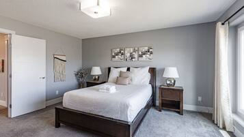 5 Schlafzimmer, Schreibtisch, Bügeleisen/Bügelbrett, Reisekinderbett