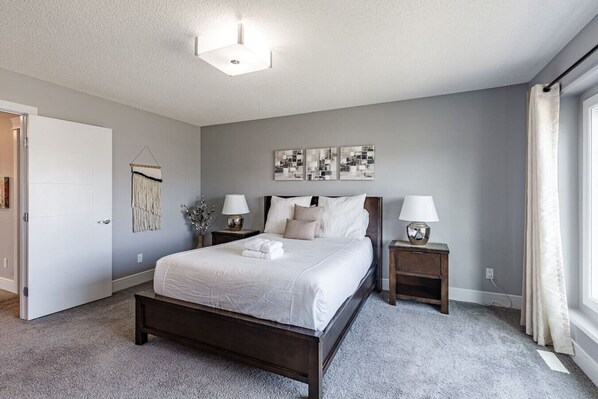 5 bedrooms, desk, iron/ironing board, travel crib