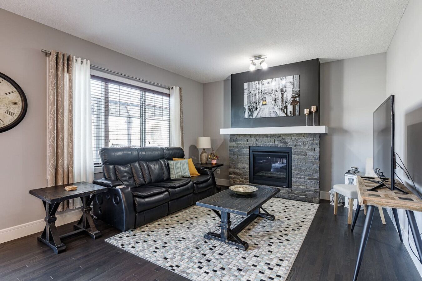 TV connectée, cheminée, livres, espaces bureaux