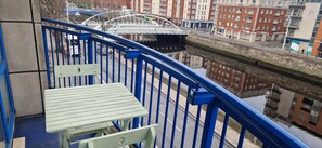 Outdoor dining - Bright Riverside 2BD, 5 Min to Guinness Storehouse (Dublin)