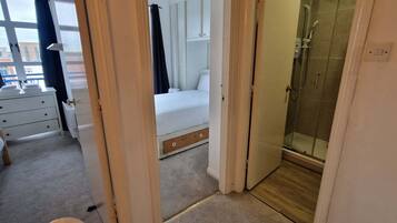 2 bedrooms, iron/ironing board, Internet, bed sheets