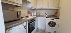 Fridge, microwave, oven, stovetop - Bright Riverside 2BD, 5 Min to Guinness Storehouse (Dublin)