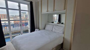 2 bedrooms, iron/ironing board, internet, bed sheets