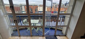 Interior - Bright Riverside 2BD, 5 Min to Guinness Storehouse (Dublin)