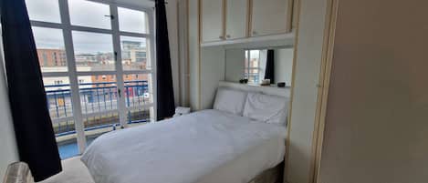 2 quartos, ferros/tábuas de passar roupa, acesso à internet