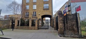 Exterior - Waterfront 2BD Flat with Balcony, Central Dublin (Dublin)