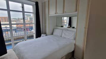 2 bedrooms, iron/ironing board, internet, bed sheets