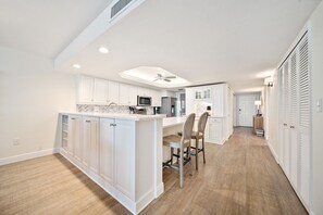 Een koelkast, een microgolfoven, een oven, een kookplaat