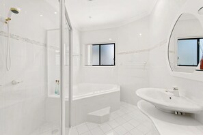 Shower, towels - The Infinity Shore - Waterfront and Breathtaking Water Views (Soldiers Point)